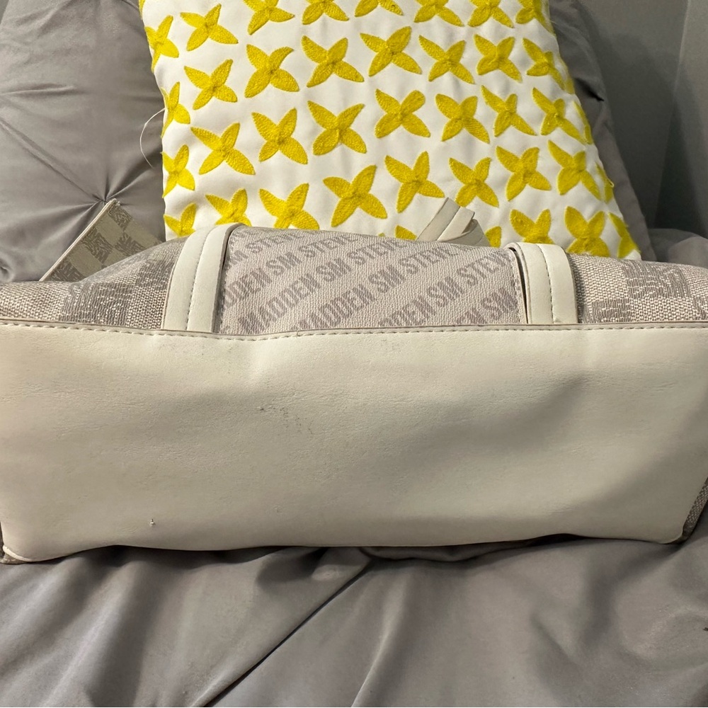 Steve Madden Cream Tote Bag with Quilted Design - Picture 7 of 8